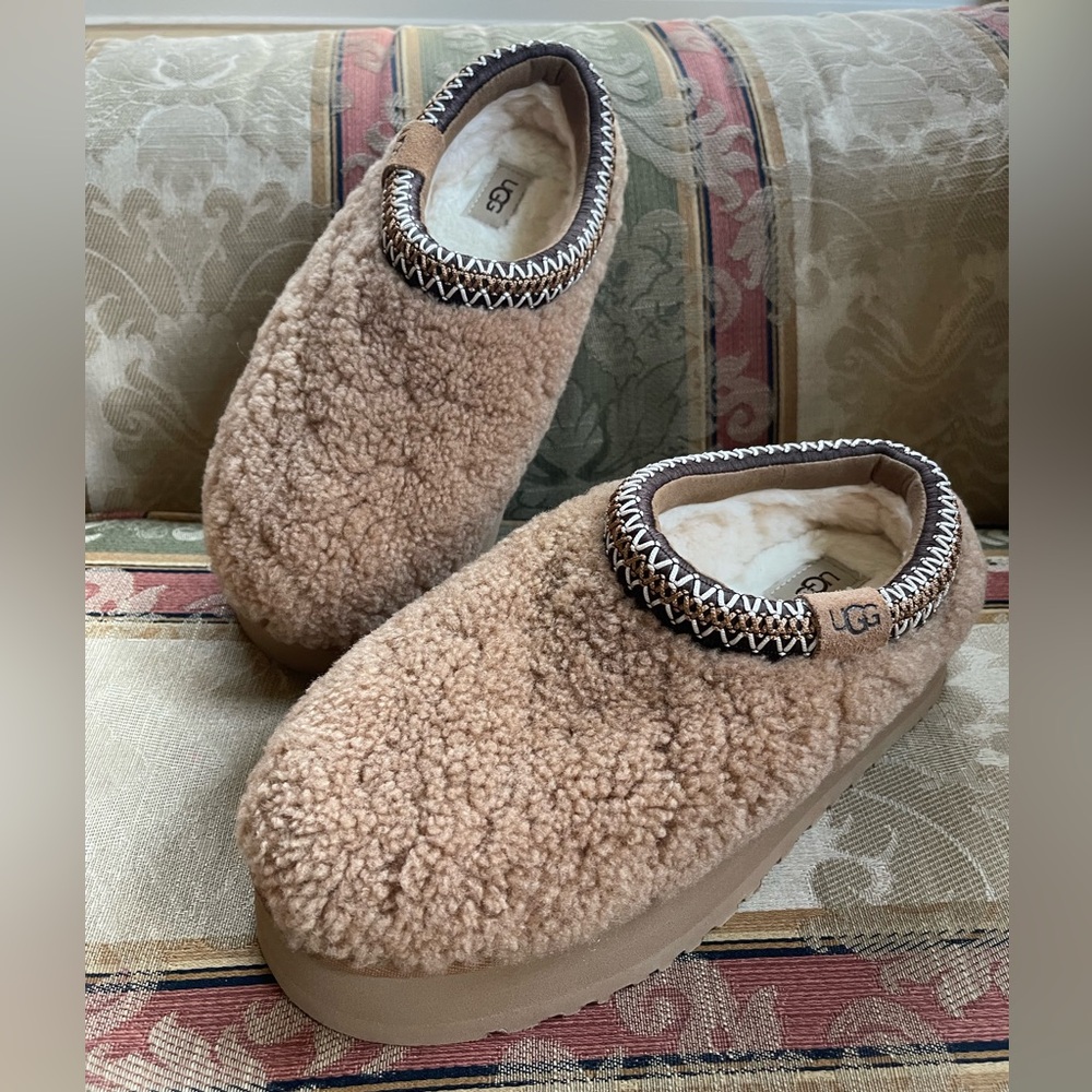 UGG Tasman Maxi Curly Shearling Platform . Size 7 Women 
N16-11
